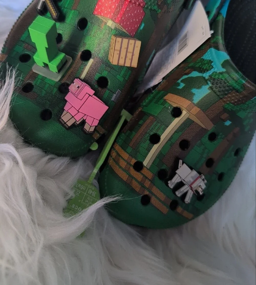 CROCS Unisex Adult Green Minecraft Clogs with Game Charms